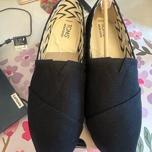 TOMS Women's Black Canvas Flats